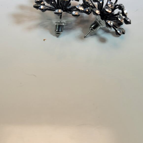 Vintage Crystal Dandelion Stud Earrings – Elegant Floral Design with Sparkle - Picture 7 of 10